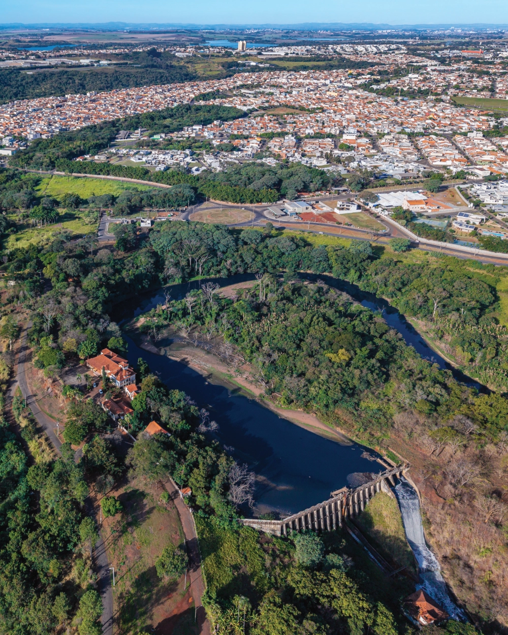 Vista aérea da barragem